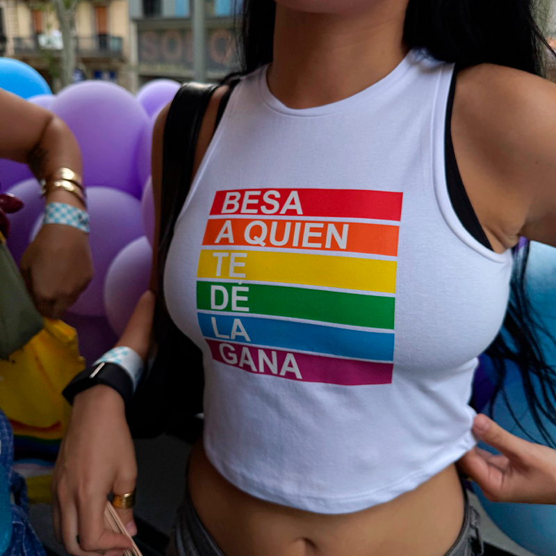 Camiseta 'Besa a quien te dé la gana'